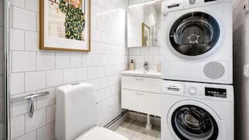 Deluxe Apartment, City View | Bathroom