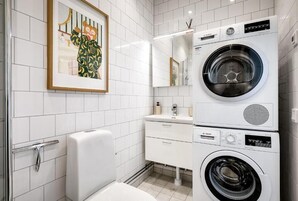 Apartamento luxo, vista para a cidade | Banheiro | Chuveiro, produtos de toalete grátis, secador de cabelo 