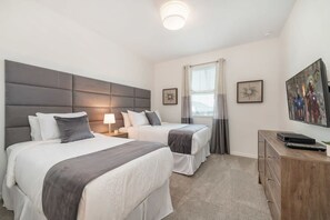 7 habitaciones, escritorio y tabla de planchar con plancha 