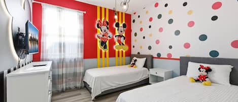 7 habitaciones, escritorio y tabla de planchar con plancha