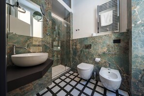 Habitació superior | Bany | Dutxa, assecador de cabells, tovalloles i sabó 