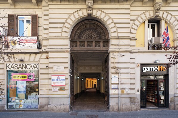 Exterior detail - La Dimora del Corso 35 (Naples)
