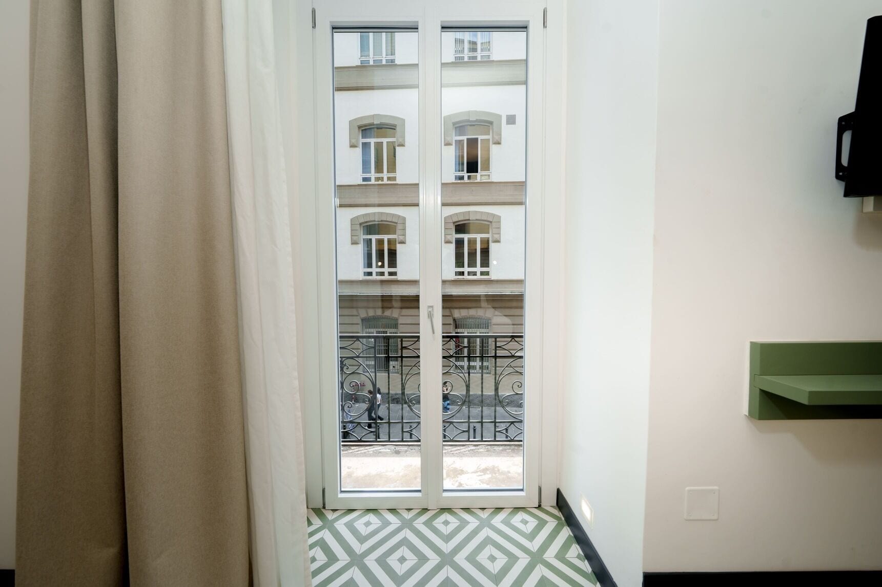 Habitación Deluxe, vista a la ciudad | Caja de seguridad en la habitación y escritorio 