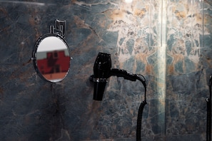 Camera Superior | Dotazioni del bagno | Doccia, asciugacapelli, asciugamani, sapone