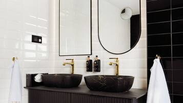 Deluxe Apartment | Bathroom