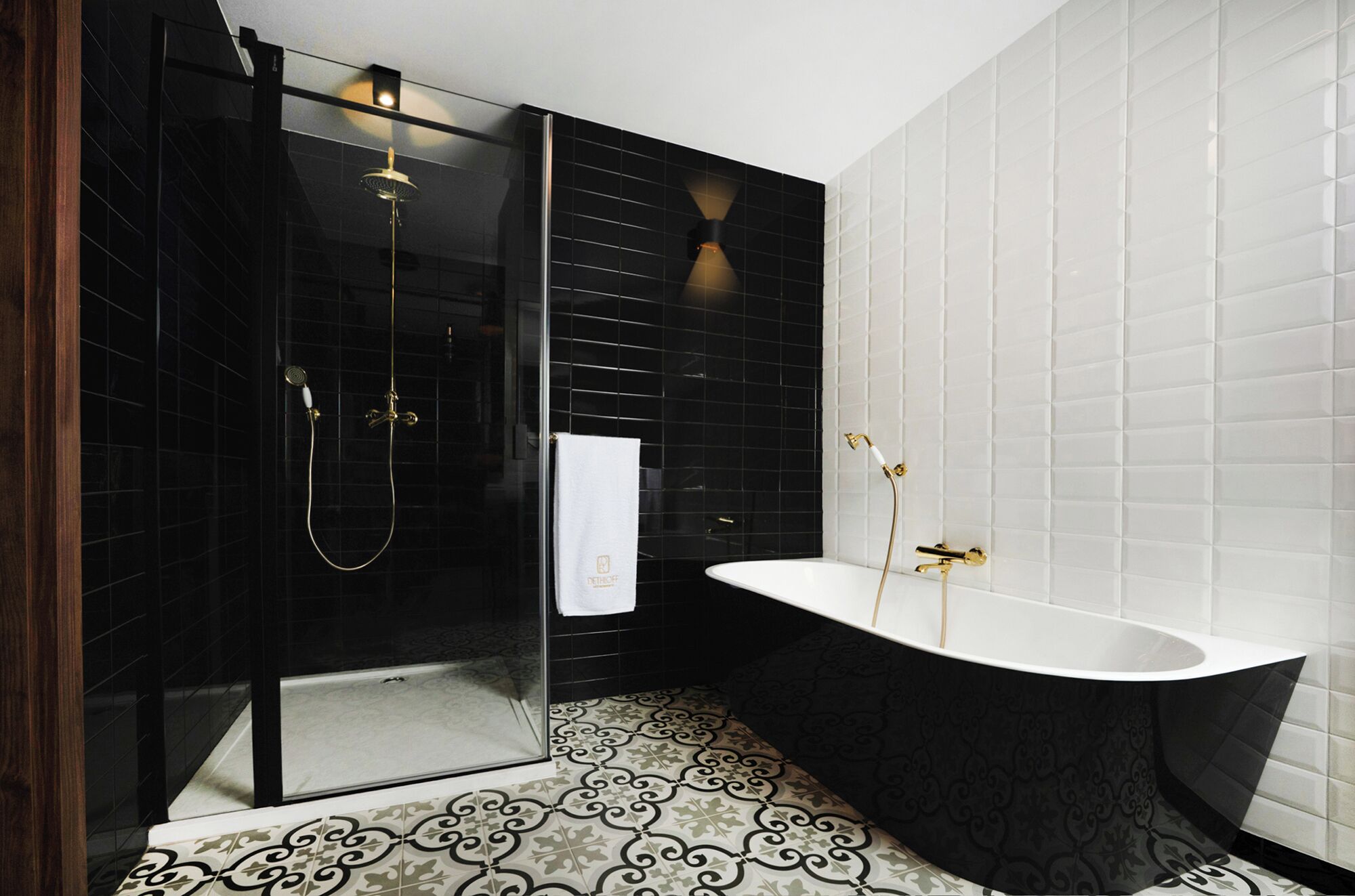 Deluxe Apartment | Bathroom | Hair dryer, towels, soap, shampoo