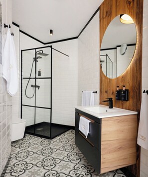 Deluxe Apartment | Bathroom | Hair dryer, towels, soap, shampoo - DETHLOFF ART RESIDENCE (Warsaw)