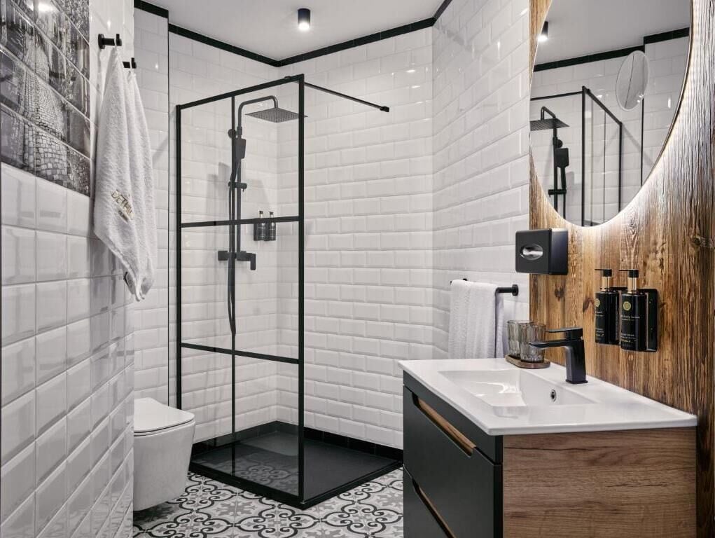 Habitación Deluxe | Baño | Secadora de cabello, toallas, jabón, shampoo 