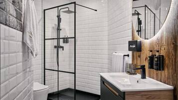 Habitación Deluxe | Baño | Secadora de cabello, toallas, jabón, shampoo