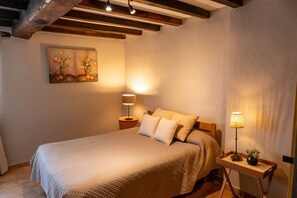 6 bedrooms, iron/ironing board, WiFi, bed sheets - Holiday Home “Gîte Ithurrondoa” with Private Pool, Terrace & Wi-Fi (Masparraute)