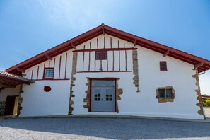 Exterior - Holiday Home “Gîte Ithurrondoa” with Private Pool, Terrace & Wi-Fi (Masparraute)