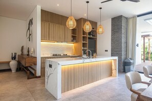 Private kitchen - Modern 4br Villa Canggu, Finns Beach club 5 mins (Kuta Utara)