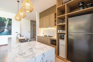 Fridge, microwave, stovetop, dishwasher - Modern 4br Villa Canggu, Finns Beach club 5 mins (Kuta Utara)