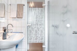 Suihku, hiustenkuivaaja, pyyhkeet