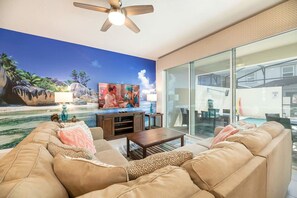 TV, offices - Sunny Retreat-Colorful Home, Pool, Great Location (Four Corners)
