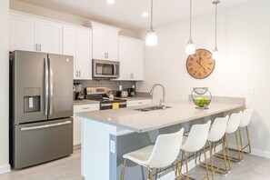 Fridge, microwave, oven, stovetop - Disney Dream Home, Prime Location, Private Pool (Kissimmee)