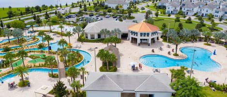 Et boligområde med flere huse, en swimmingpool og en golfbane.