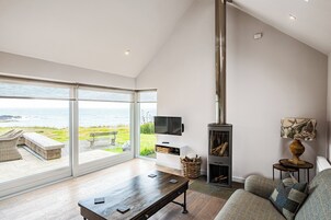 Family Cottage, Sea View | Living area | Books