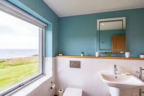 Family Cottage, Sea View | Bilik Mandi | Pengering rambut, tuala disediakan, sabun, syampu 