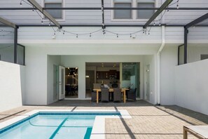 Outdoor dining - Premium 5-Bed Townhome, Themed, Perfect Location (Four Corners)