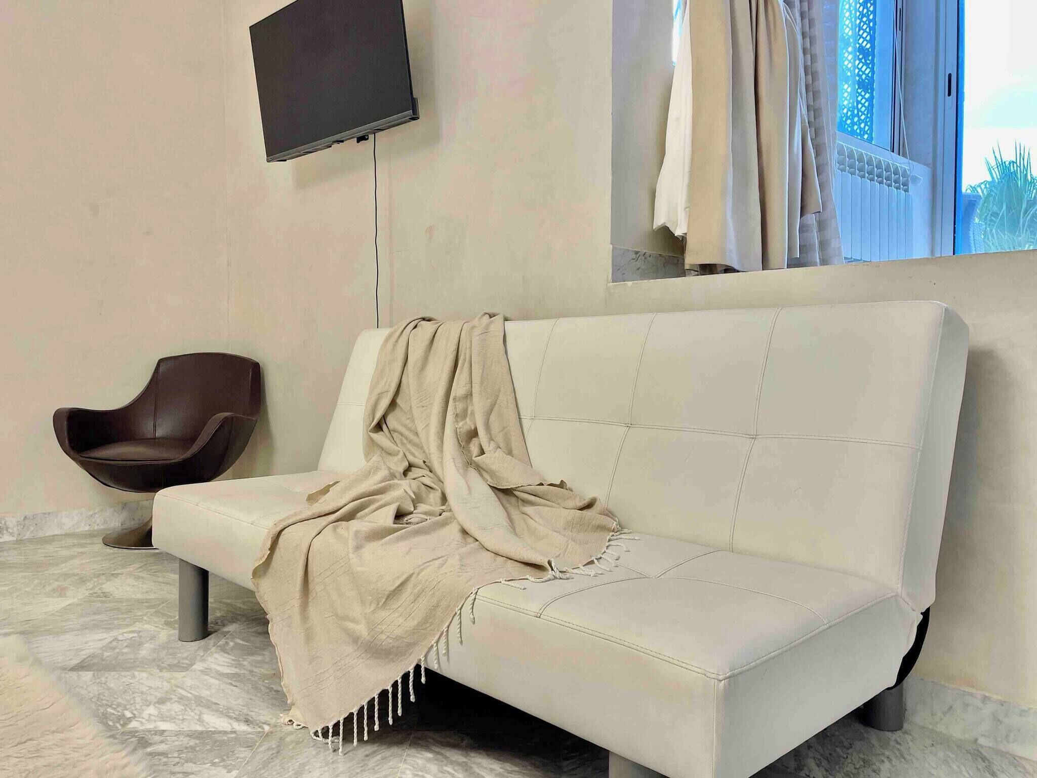 House, 3 Bedrooms, Smoking, Balcony | Living area | Books