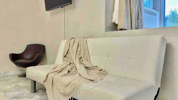 House, 3 Bedrooms, Smoking, Balcony | Living area | Books