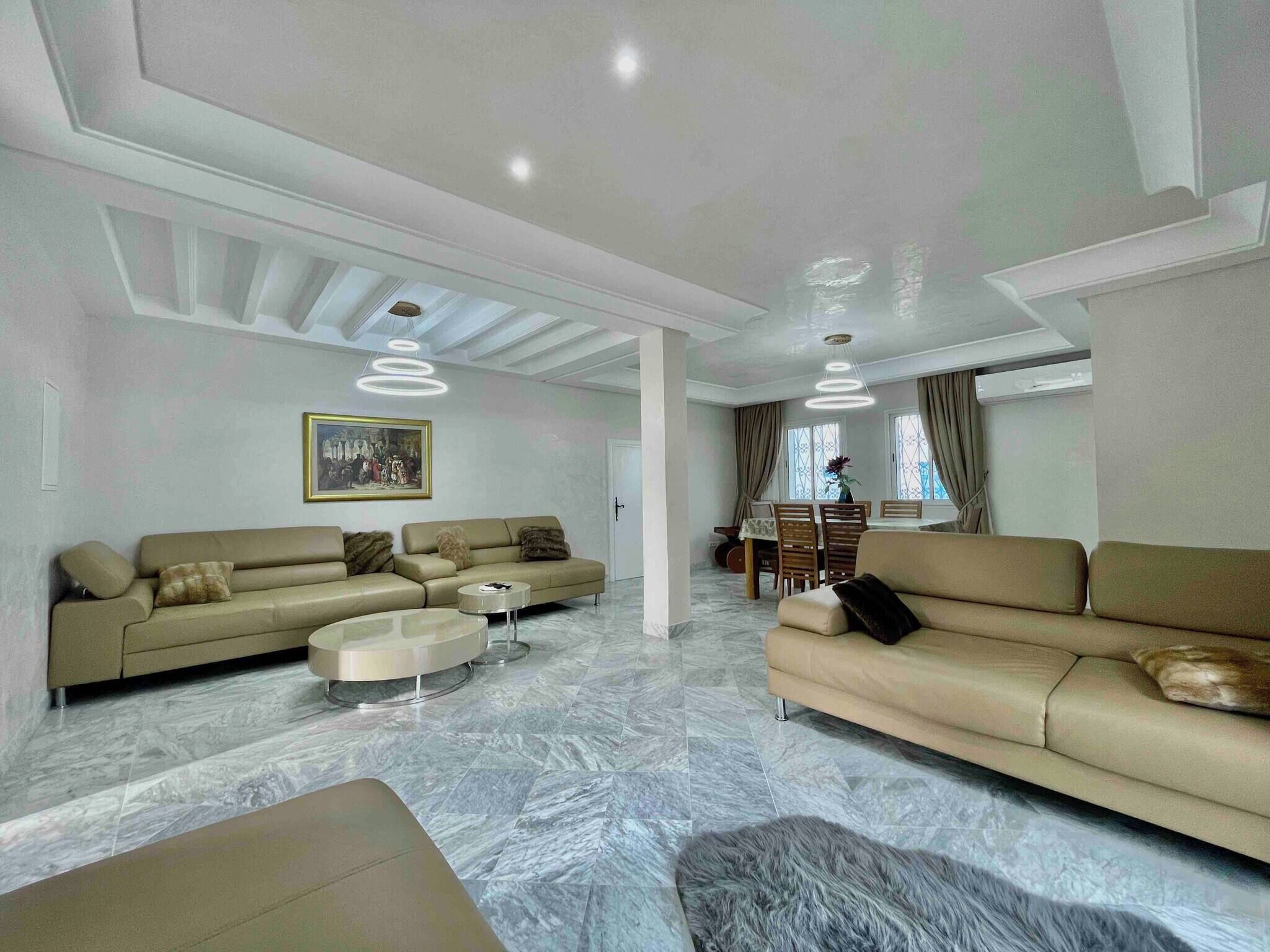 House, 3 Bedrooms, Smoking, Balcony | Living room | Books