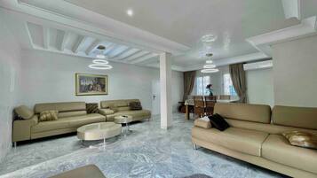 House, 3 Bedrooms, Smoking, Balcony | Living room | Books