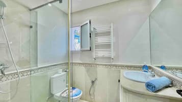 House, 3 Bedrooms, Smoking, Balcony | Bathroom