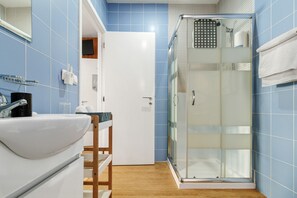 Dusche, Haartrockner, Handtücher