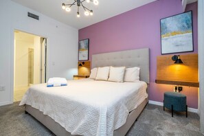 2 bedrooms, desk, iron/ironing board - Stylish 2-BR Apt, Sleeps 7, Near Disney Magic (Kissimmee)