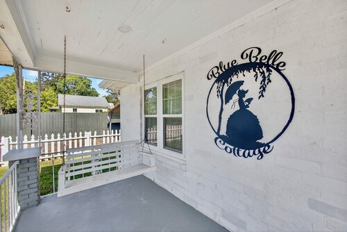Cozy 2-bedroom cottage near downtown and equestrian events.