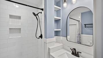 Douche, sèche-cheveux, serviettes fournies, savon