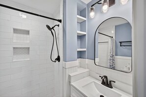 Shower, hair dryer, towels, soap - Cozy 2-bedroom cottage near downtown and equestrian events. (Aiken)