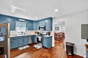 Fridge, microwave, oven, stovetop - Cozy 2-bedroom cottage near downtown and equestrian events. (Aiken)