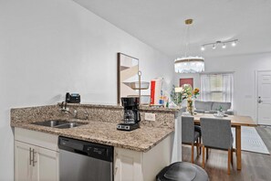 Interior - Modern 3 Bed Villa, Newly Renovated, Prime Location (Four Corners)