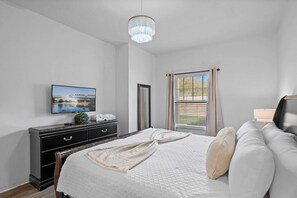 3 bedrooms, desk, iron/ironing board - Modern 3 Bed Villa, Newly Renovated, Prime Location (Four Corners)