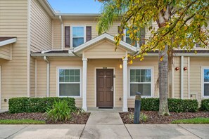 Exterior - Modern 3 Bed Villa, Newly Renovated, Prime Location (Four Corners)