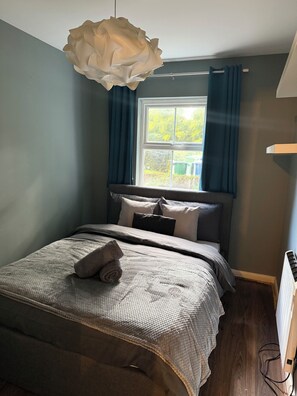 2 bedrooms, iron/ironing board, Internet, bed sheets - Stylish apartment in central London location offering free parking and 4 beds. (London)