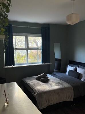 2 slaapkamers, een strijkplank/strijkijzer, internet, beddengoed