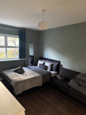 2 bedrooms, iron/ironing board, Internet, bed sheets - Stylish apartment in central London location offering free parking and 4 beds. (London)