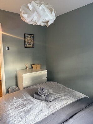 2 slaapkamers, een strijkplank/strijkijzer, internet, beddengoed