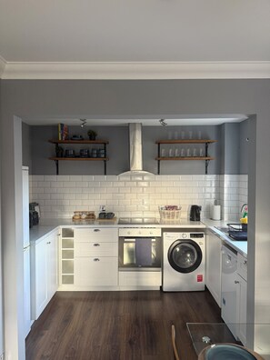Private kitchen - Stylish apartment in central London location offering free parking and 4 beds. (London)