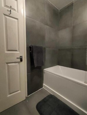 Towels, toilet paper - Stylish apartment in central London location offering free parking and 4 beds. (London)