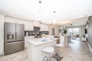 Fridge, microwave, oven, stovetop - Elegant 2Bed Condo in Storey Lake, Prime Location (Kissimmee)