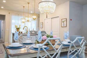 Dining - Amazing 5 Suite Home with Resort-Style Amenities (Four Corners)