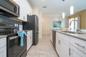 Fridge, microwave, stovetop, dishwasher - Storey Lake Home, Mickey & Minions Beds, Sleeps 12 (Kissimmee)