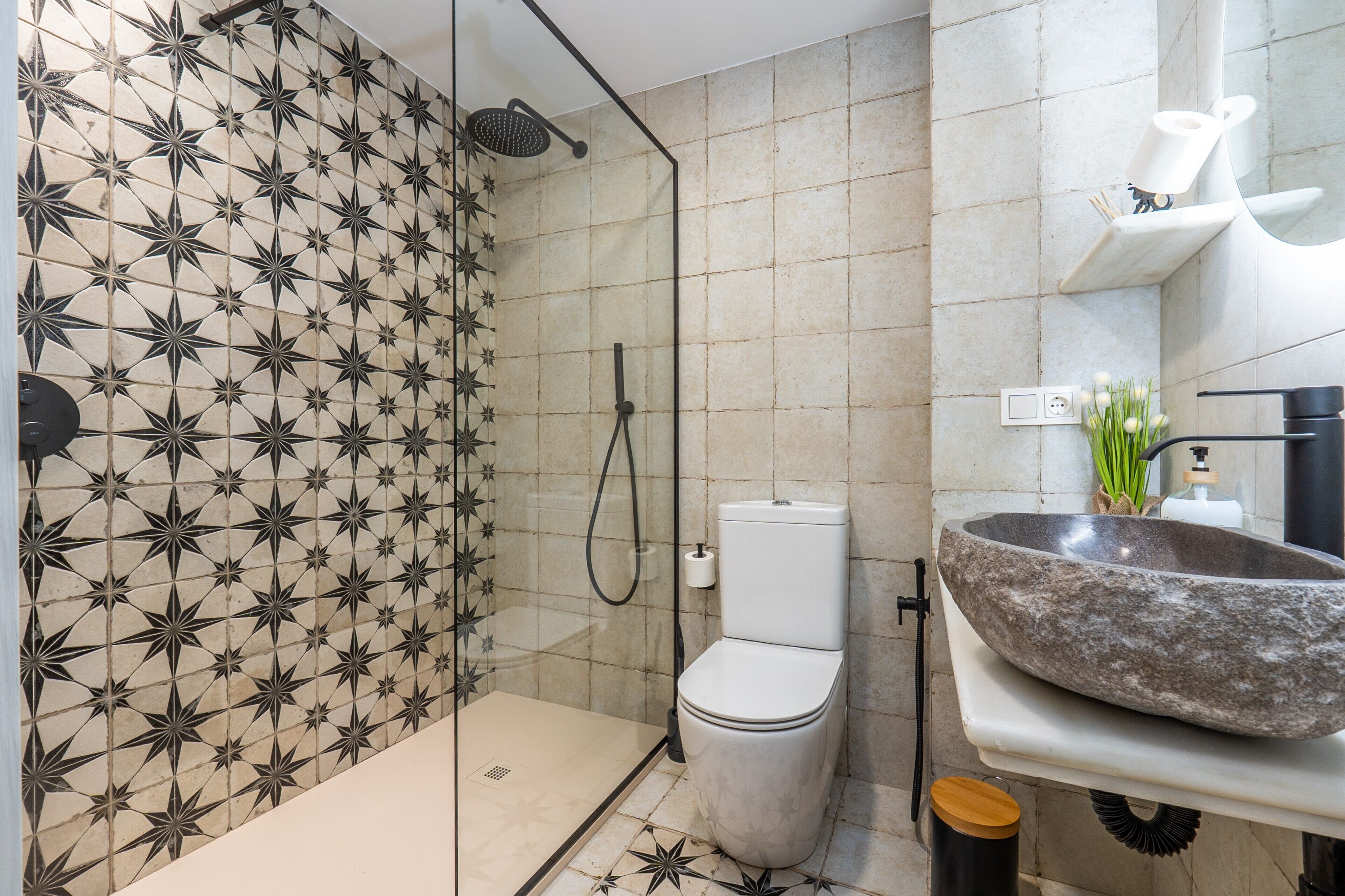 Een douche, een haardroger, handdoeken