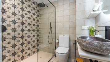 Een douche, een haardroger, handdoeken