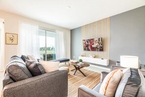TV, offices - Chic 2Bed Condo at Storey Lake, Mickey Room (Kissimmee)